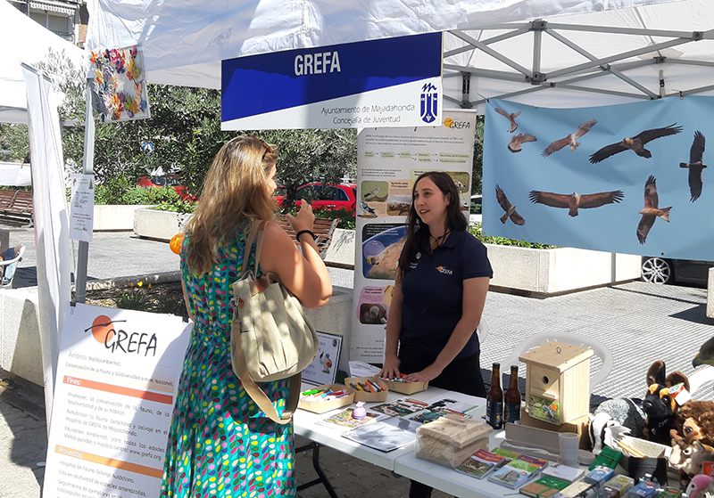 Estand de GREFA durante la celebración de la XV Feria de Entidades de Acción Voluntaria de Majadahonda.