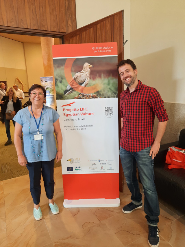 Carlota Viada, coordinadora técnica del proyecto AQUILA a-LIFE, y Pablo Izquierdo, responsable de cría en cautividad de GREFA, durante su asistencia al congreso de Matera.