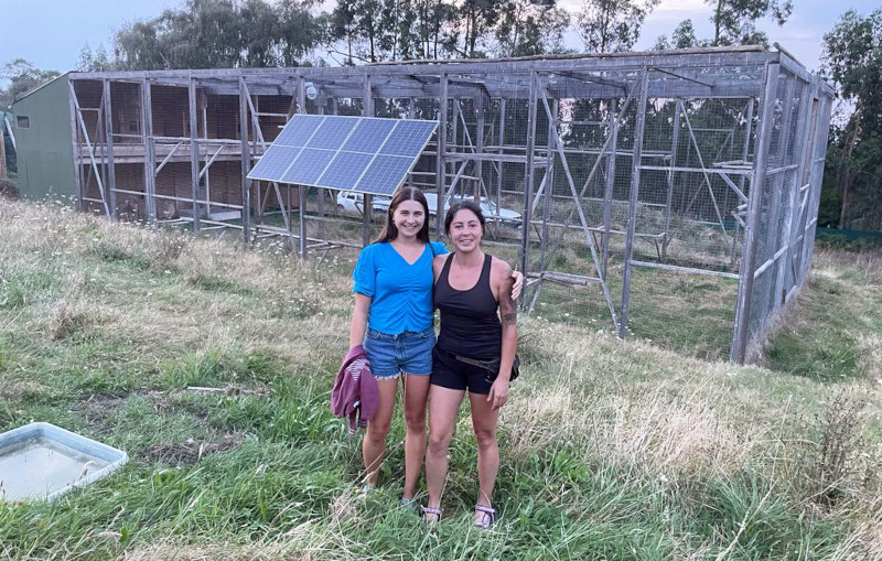 Lucía Bendito, de la Universidad Complutense de Madrid, durante su visita al Proyecto Pigargo, en Asturias, en compañía de Lorena Juste, coordinadora del proyecto.