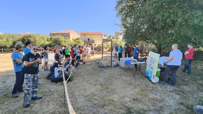 Varias personas observan el marcaje con GPS de los buitres negros destinados a ser liberados en la Sierra de la Demanda, una actividad incluida en la Fiesta del Buitre celebrada el pasado 19 de agosto en Huerta de Arriba (Burgos).