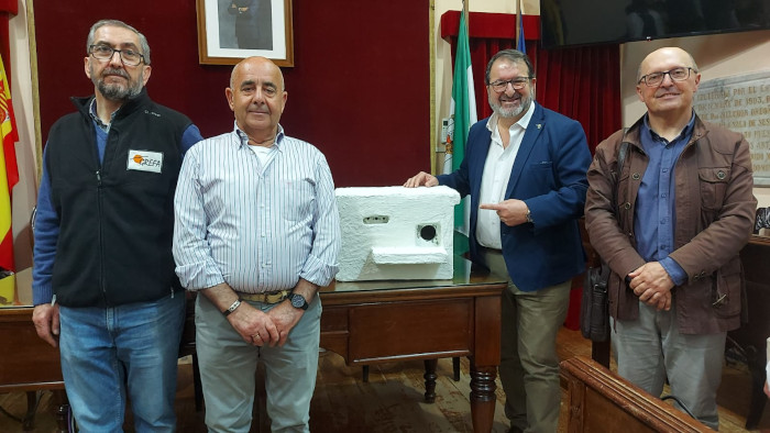 Juán Ávila, alcalde de Carmona, en el momento de recibir una de nuestras cajas nido para cernícalo primilla. Foto: Olga Santamaría.