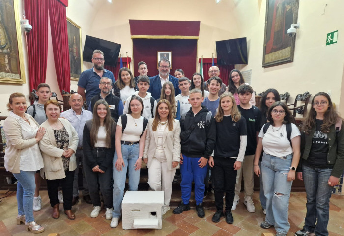 Foto de grupo de autoridades municipales, miembros de la hermandad de “La Columna” de la iglesia de Santiago de Carmona, organizadores y alumnos. Foto: Ayuntamiento de Carmona.