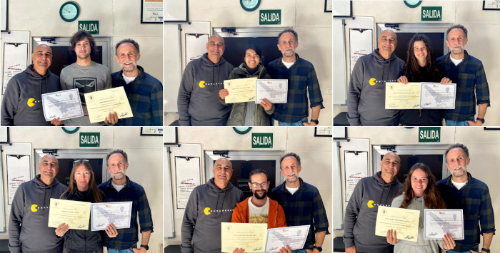 Algunos alumnos junto a Luis Revuelta y Fernando González, director y codirector del curso, durante la entrega de los diplomas.