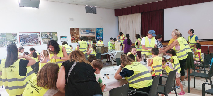 Participantes en el taller de cajas nido organizado por GREFA y la asociación cultural Collalba.