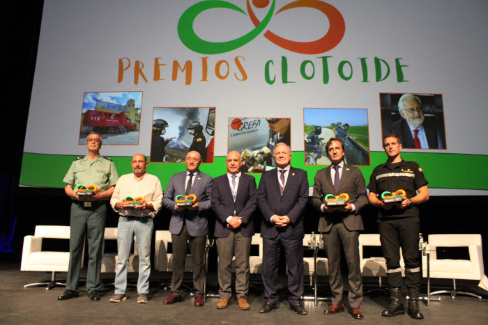 Fernando Garcés, segundo por la izquierda, con los organizadores del Premio Clotoide y el resto de premiados.