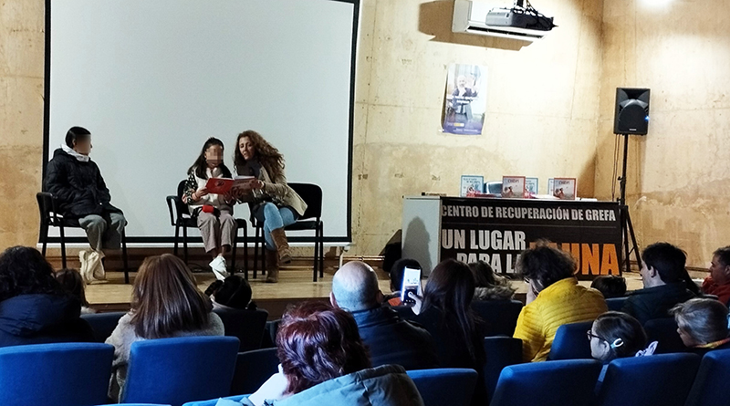 Durante el acto celebrado en el auditorio de GREFA, los más pequeños leyeron el último cuento de Amparo Trujillo.