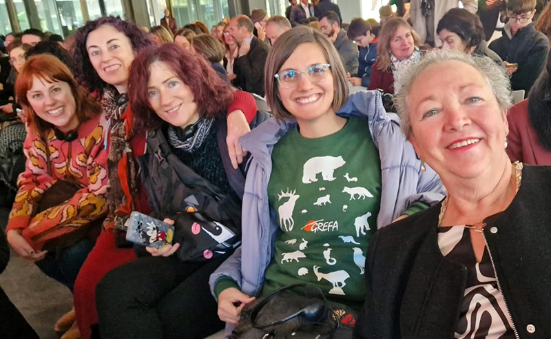 Las voluntarias de GREFA Mercedes Bresó (segunda por la izquierda), Eva Casado (segunda por la derecha) y Margarita Barrero (primera por la derecha), durante el evento del proyecto Healthy Cities, de Sanitas, en el que intervino Jane Goodall.