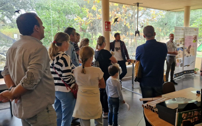 Un educador guía a un grupo durante una visita en fin de semana a la parte educativa del Hospital de Fauna Salvaje de GREFA. 