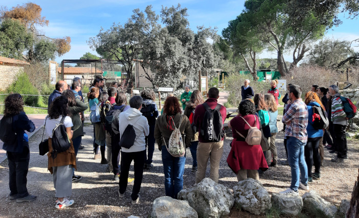 Visita guiada en grupo a GREFA, en el momento en el que recorren el recinto exterior de estas instalaciones.