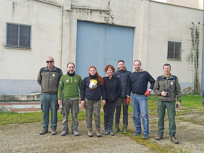 Un equipo de GREFA, junto con dos Agentes del Medio Natural de la Junta de Extremadura, a la entrada del silo del municipio de Abertura (Cáceres), donde anualmente limpiamos y acondicionamos las cajas nido para el cernícalo primilla.