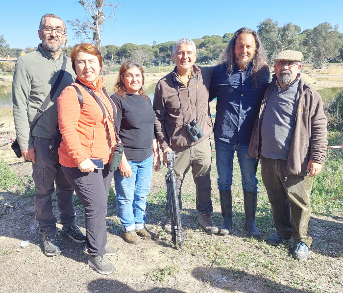 Miembros de GREFA Andalucía junto a Maribel (tercera por la izquierda) y Plácido (segundo por la derecha). Foto Luis Jiménez.