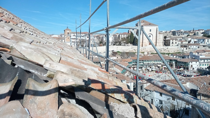 Vista de parte del tejado de la ermita en la que hemos actuado. desde donde se puede ver parcialmente la famosa plaza de arena de Chinchón (Madrid).