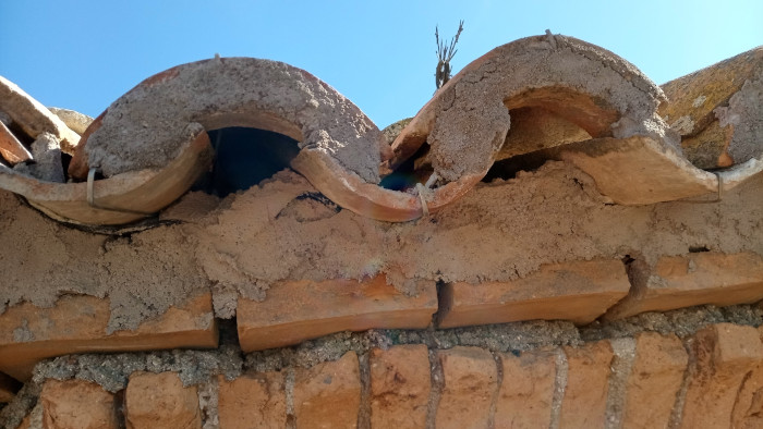 Detalle de una de las bocatejas en fase construcción. Se puede observar el hueco que da acceso al habitáculo de nidificación para fauna insectívora.