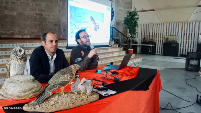 De izquierda a derecha, Eduardo Gil, abogado ambientalista, y Manuel Galán, biólogo de GREFA, intervienen en el Foro de la Naturaleza.