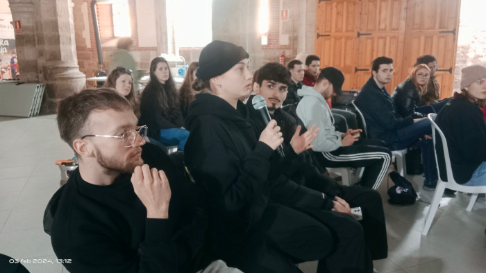 Una joven asistente al Foro de la Naturaleza toma la palabra.