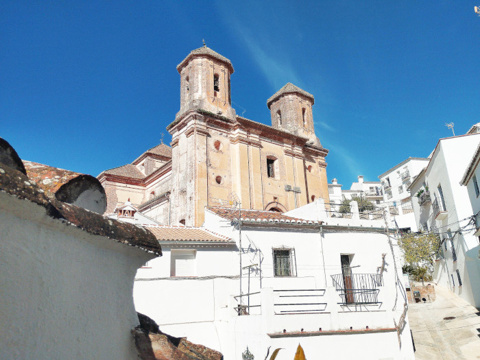 La iglesia de Alpandeire, en una de cuyas torres irá el dispositivo de "hacking". Foto: Juan Carlos Reina.