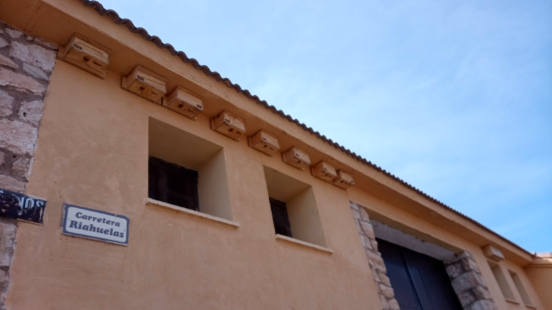 Batería de nidales para vencejos colocados en un edificio de Campo de San Pedro (Segovia).