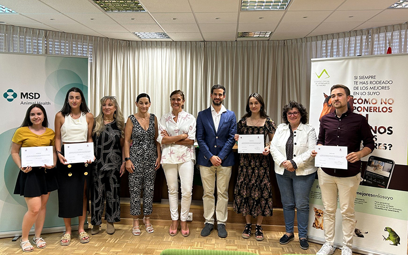 Alberto Alvarado, primero por la derecha, con el resto de premiados de las X Jornadas VETINDOC - 8º PhDay Complutense 2024.