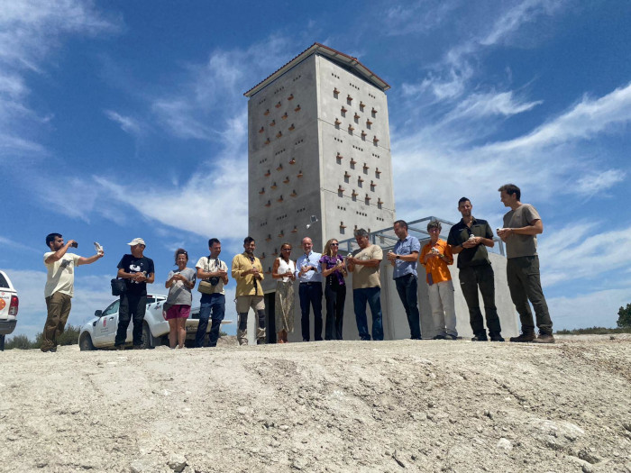 Participantes y colaboradores en el reciente traslado de pollos de cernícalo primilla criados por GREFA al primillar de Pina de Ebro (Zaragoza).
