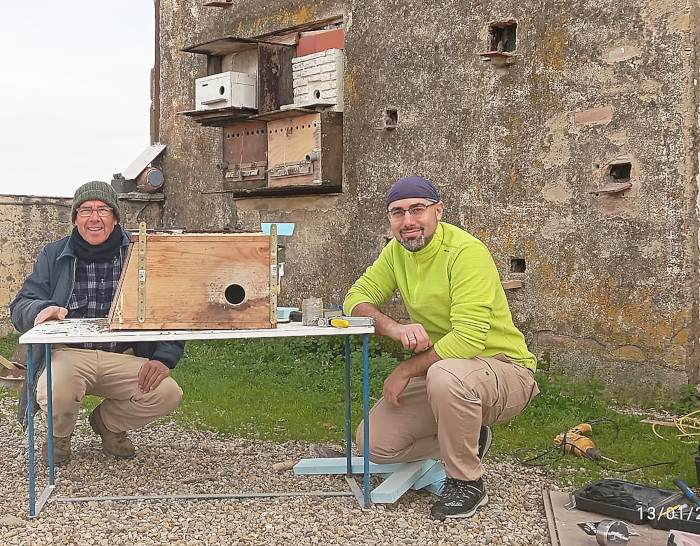 Nuestros compañeros de Groden-Ecologistas en Acción instalan una cámara en una caja nido en el silo de Baena (Córdoba). Foto: Curro Ordóñez.