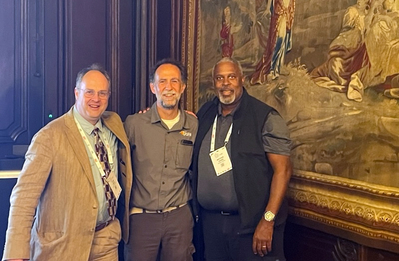 De izquierda a derecha: Michael Jones, de American Eagle Foundation, Fernando González, director del Hospital de Fauna Salvaje de GREFA y John Chitty, de la empresa Anton Vet Ltd.