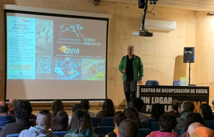 Ángel Sánchez, coordinador del Voluntariado para el Censo del Lobo, se dirige a los asistentes a uno de los cursillos.