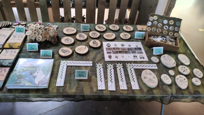 Material a la venta en el stand de colaboración con el proyecto del Voluntariado del Censo del Lobo.