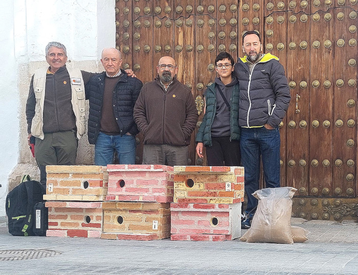 Un grupo de voluntarios con las cajas nidos listas para instalarlas en la torre de la iglesia de Santo Domingo, en Écija (Sevilla). Foto: Luis Jiménez.