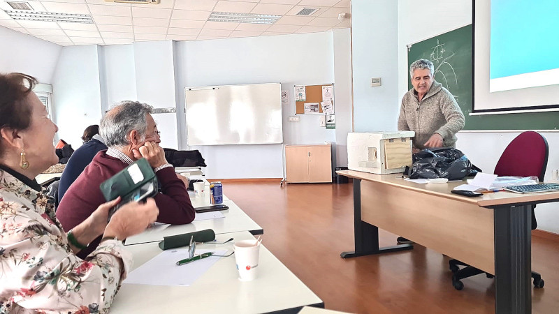 El veterinario Luis Jiménez, miembro de GREFA Andalucía, con una caja nido de cernícalo primilla durante su presentación. Foto: Concha Azorit.