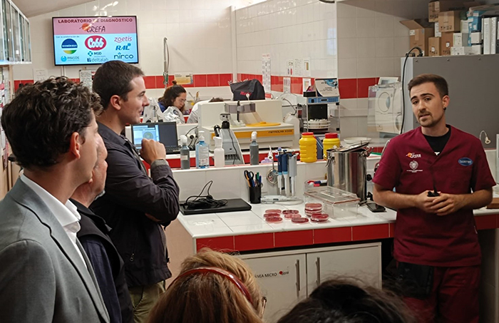 Juan Lobato durante su visita al laboratorio de GREFA.