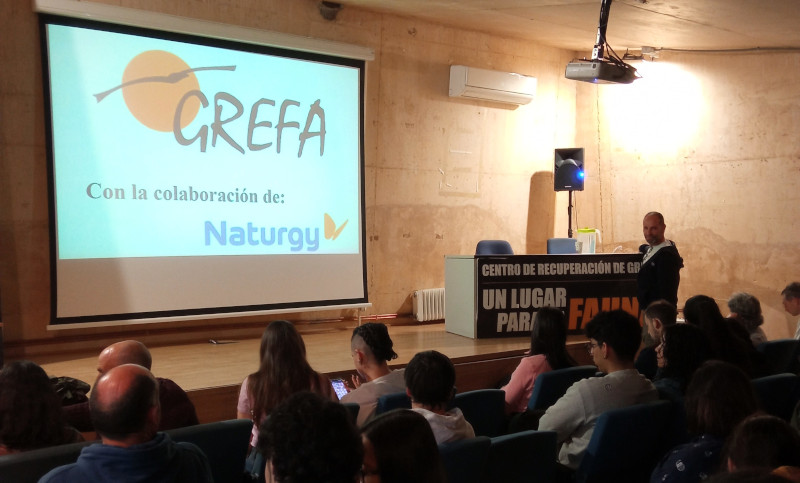 Asistentes a la proyección de un audiovisual en el auditorio de GREFA sobre fauna autóctona.