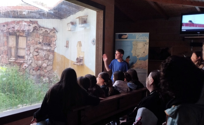 Escolares durante su visita a nuestro primillar artificial.
