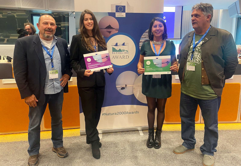 Representación de GREFA en Bruselas con los dos diplomas de nuestros proyectos finalistas en los Premios Natura 2000.