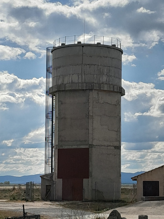 Depósito de agua de Niharra (Ávila), en cuya parte superior pueden apreciarse algunos de los nidales para cernícalo primilla instalados.
