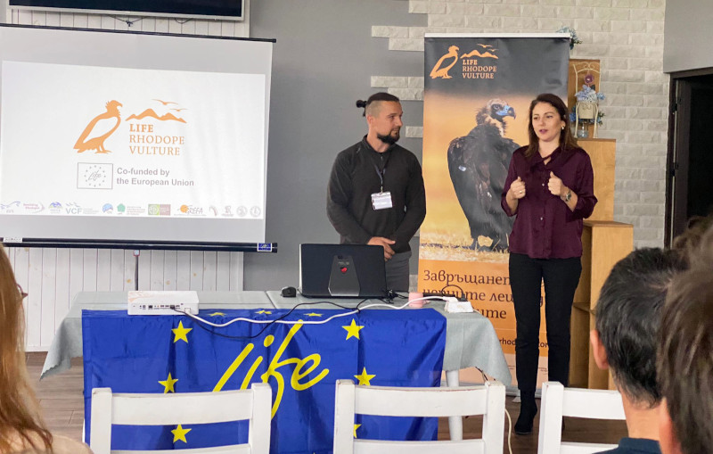 La teniente de alcalde de Ivaylovgrad (Bulgaria), Svetla Mollova, en compañía de Dobromir Dobrev, coordinador de proyectos de la BSPB, inaugura la reunión.