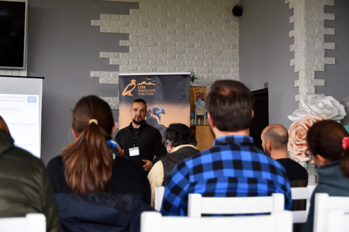 Dobromir Dobrev, coordinador de proyectos de la BSPB, se dirige a los asistentes al encuentro de Ivaylovgrad.