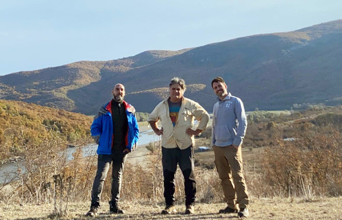 De izquierda a derecha, Enrique Martínez, Ernesto Álvarez y Pablo Izquierdo, con el telón de fondo de los Montes Ródopes. Los tres formaron el equipo de GREFA que asistió al encuentro de Ivaylovgrad, en el sur de Bulgaria.