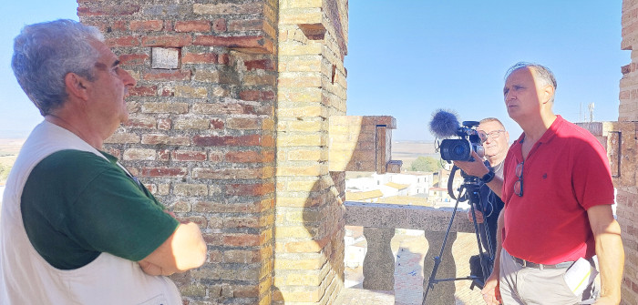 Un instante de la entrevista del programa "Espacio protegido" (Canal Sur) a nuestro compañero Luis Jiménez, junto a un nidal de cernícalo primilla en la torre de la iglesia de Santiago, en Carmona (Sevilla). Foto: José María Ayala.