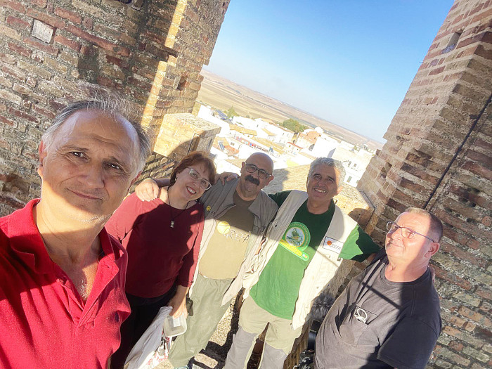 Una vez finalizada la grabación, el "selfie" para el recuerdo desde la iglesia de Santiago. Foto: Miguel Montaño.