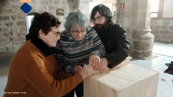 Los participantes en las jornadas construyen cajas nido para aves rapaces.