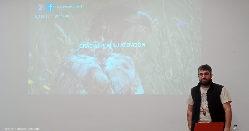 Enrique Murciano, del Proyecto Pigargo de GREFA, durante su charla.