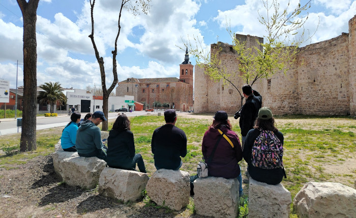 Alumnos en una visita al castillo de Torrejón de Velasco (Madrid), donde se localiza una importante colonia de cernícalo primilla.