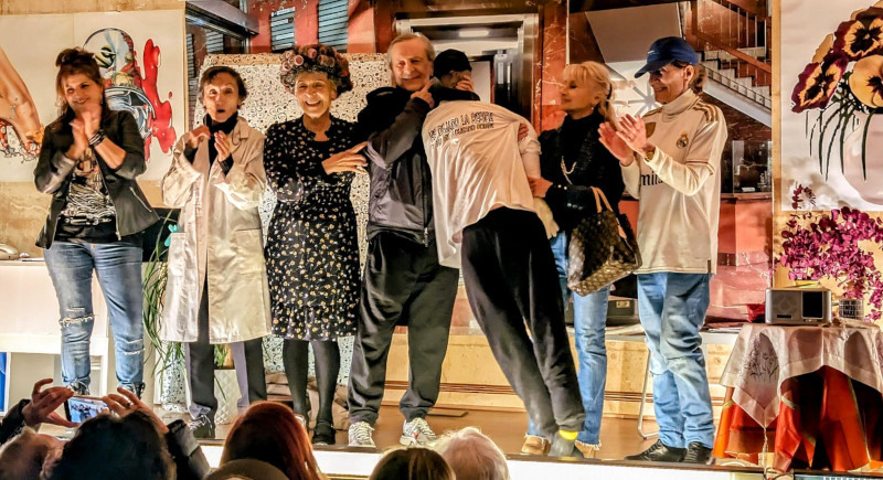 Actores de la compañía “La Factoría” durante la representación en GREFA de la obra “El ascensor”.