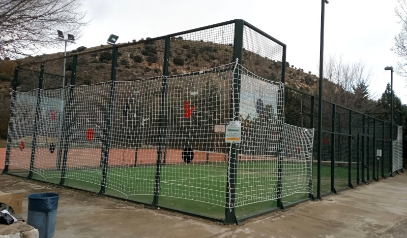 Vista de la pista de pádel tras finalizar la instalación del sistema anticolisión en Budia (Guadalajara).