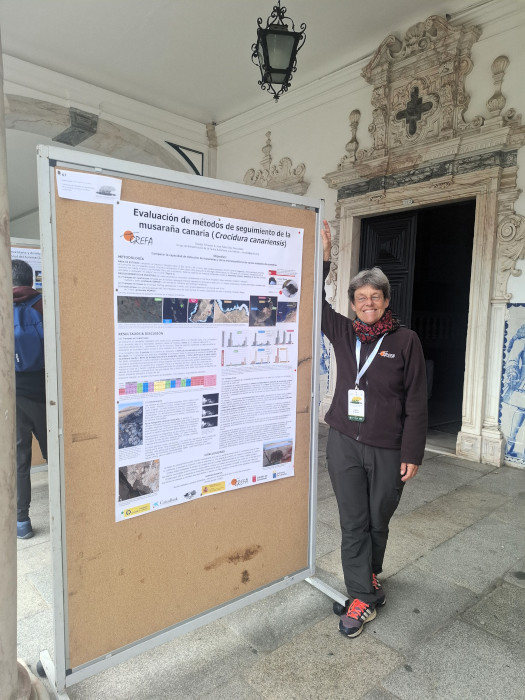 Claudia Schuster frente al póster sobre la musaraña canaria presentado en el congreso de la SECEM.