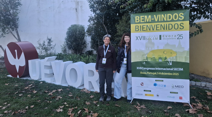 Nuestras compañeras Claudia y Paula durante el congreso de la SECEM.