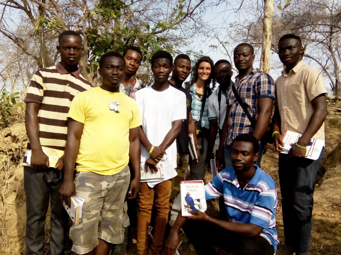 Sandra Goded, colaboradora de GREFA, durante una práctica de biología de campo con alumnos de ciencias ambientales de Tamale (Ghana). Foto: Obed Chonga.