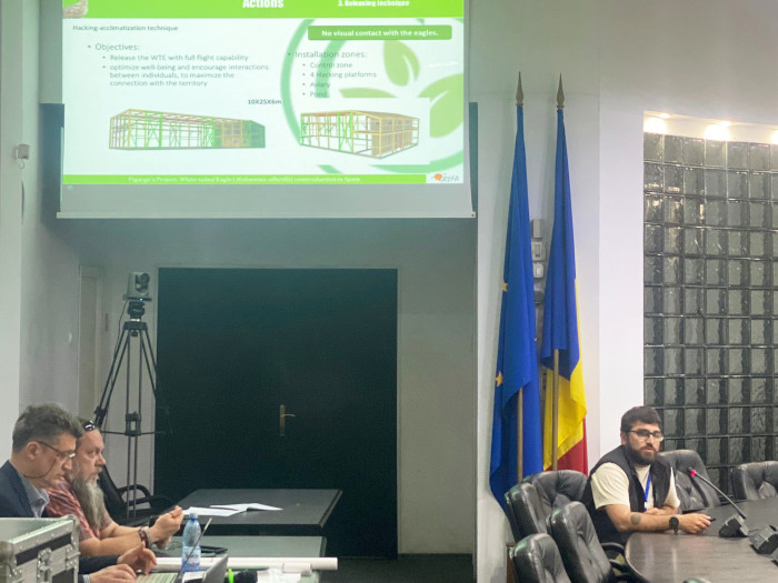 Enrique Murciano, del Proyecto Pigargo de GREFA, se dirige a los asistentes a "Deltas and Wetlands 2025"C