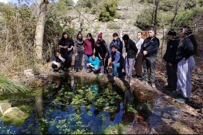 Visita a una charca durante la excursión por el Parque Regional del Sureste con Carlos Caballero, profesor ayudante de zoología en la Universidad Autónoma de Madrid.