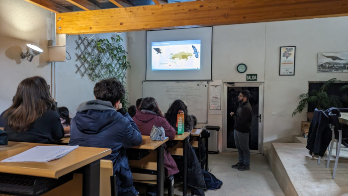 Enrique Murciano, del Proyecto Pigargo de GREFA, explica a los cursillistas la reintroducción del pigargo europeo en España.